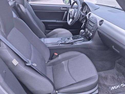 Used 2010 MAZDA MX-5 Miata Touring RWD image 18