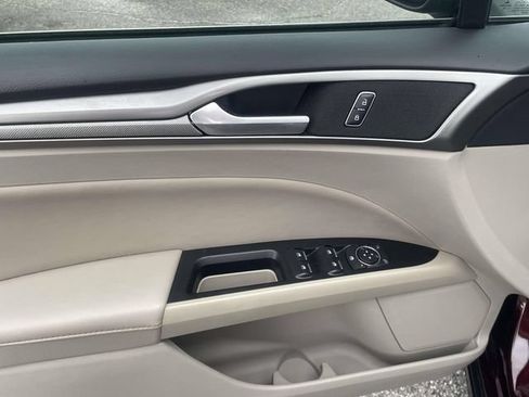 Used 2017 Ford Fusion SE w/ Fusion SE Technology Package FWD image 16
