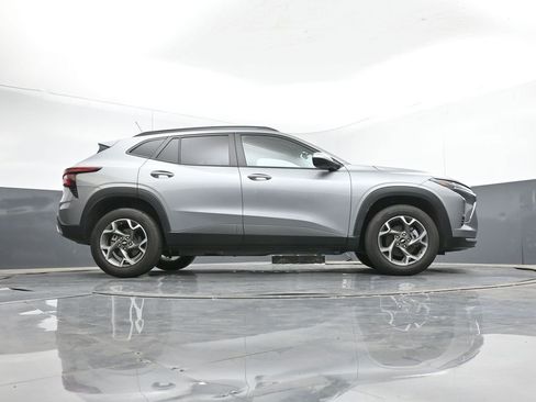 Used 2025 Chevrolet Trax LT w/ LT Convenience Package image 40