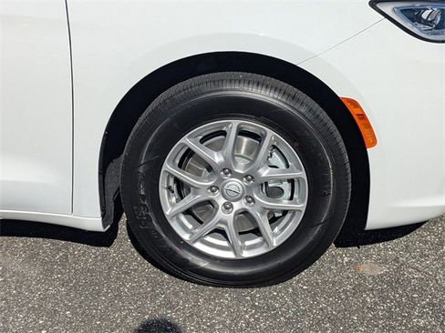 New 2026 Chrysler Pacifica Select image 11