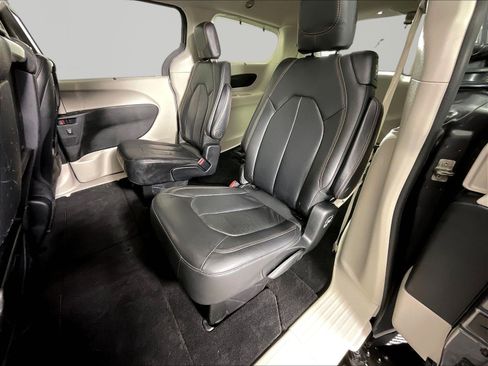 Used 2018 Chrysler Pacifica Touring-L Plus FWD image 22