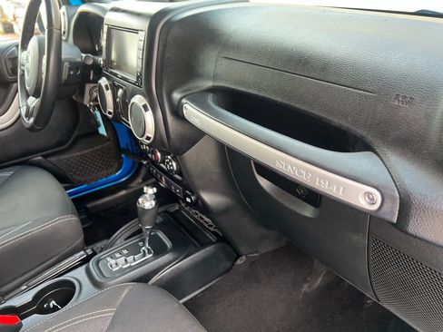 Used 2016 Jeep Wrangler Unlimited Rubicon w/ Connectivity Group image 30