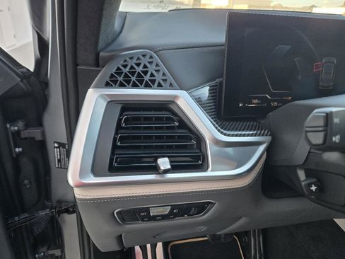 Used 2023 BMW X7 M60i image 24