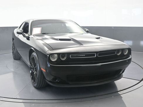 Used 2019 Dodge Challenger SXT image 9
