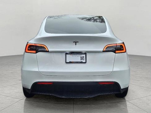 Used 2024 Tesla Model Y Long Range image 9