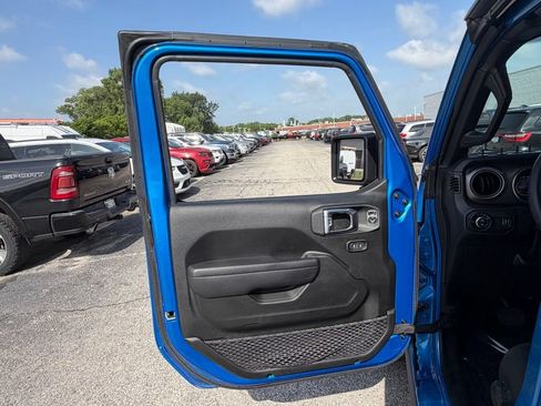 Used 2023 Jeep Gladiator Sport AWD/4WD image 19