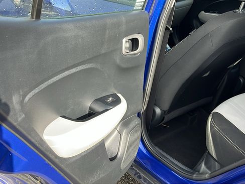 Used 2023 Hyundai Venue SEL image 22