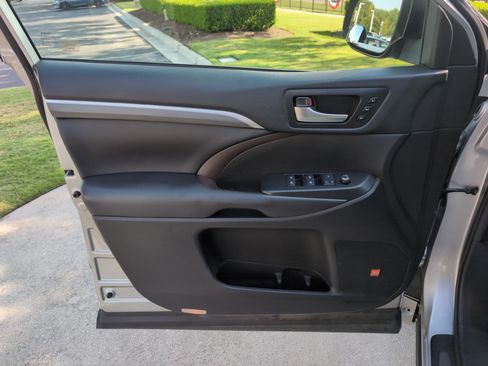 Used 2019 Toyota Highlander Limited Platinum AWD/4WD image 13