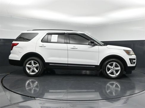 Used 2017 Ford Explorer XLT w/ Equipment Group 201A AWD/4WD image 4