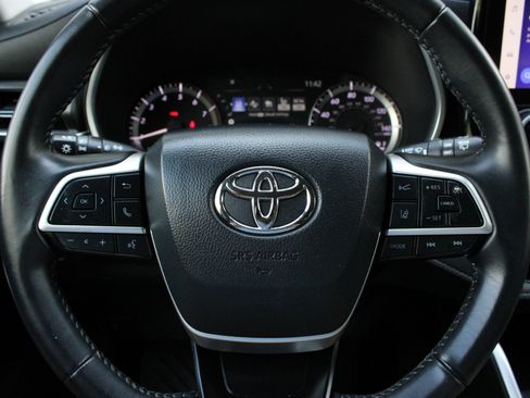 Used 2024 Toyota Highlander XLE AWD/4WD image 29