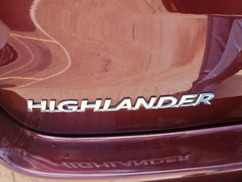 Used 2018 Toyota Highlander Plus FWD image 9