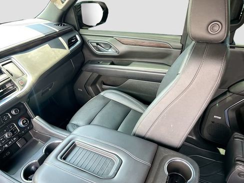 Used 2022 Chevrolet Suburban LT RWD image 5