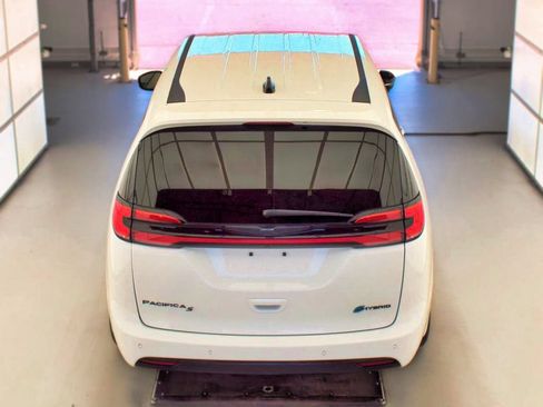 Used 2024 Chrysler Pacifica Limited FWD image 7