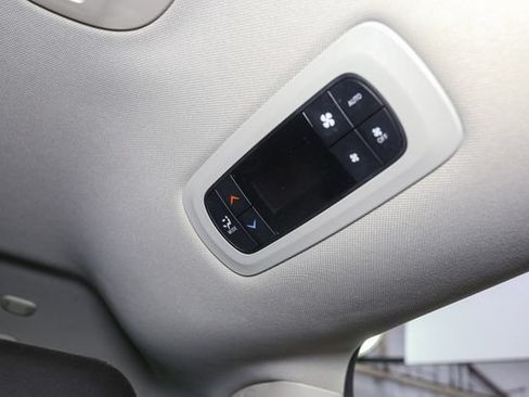 Used 2023 Chrysler Pacifica Touring-L FWD image 21