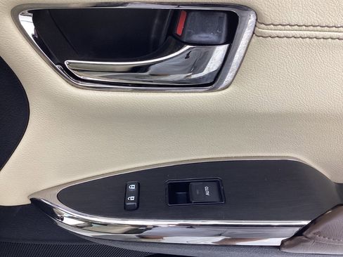 Used 2013 Toyota Avalon Limited image 39