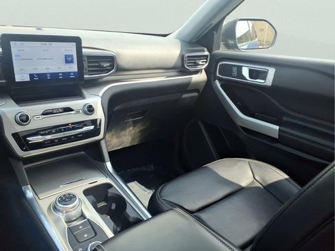 Used 2022 Ford Explorer XLT AWD/4WD image 16