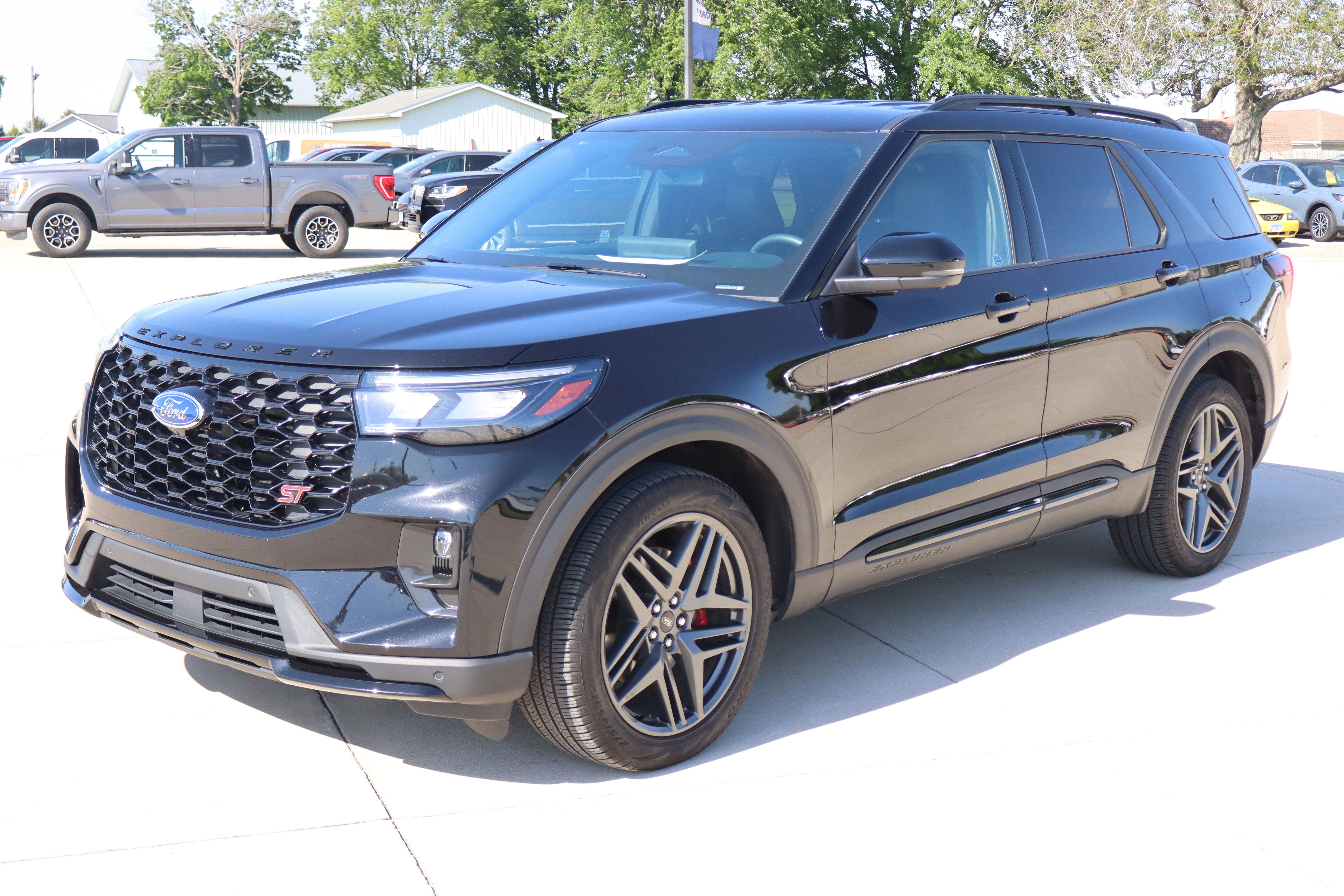 Used 2025 Ford Explorer ST AWD/4WD image 2