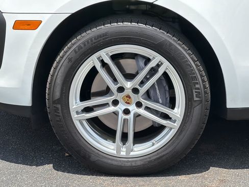 Certified 2023 Porsche Macan AWD/4WD image 31