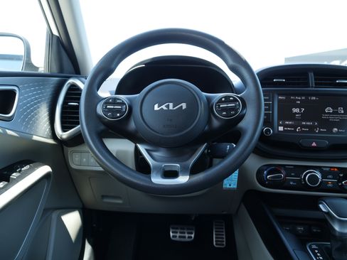 Used 2023 Kia Soul LX w/ LX Technology Package image 17