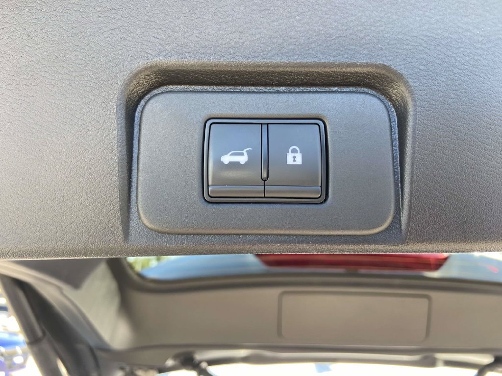 Used 2025 Nissan Rogue SV AWD/4WD image 8