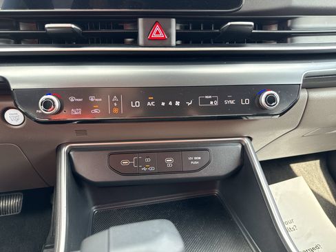 Used 2026 Kia Carnival FWD image 16
