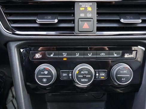 Used 2022 Volkswagen Taos SEL w/ Panoramic Sunroof Package image 24