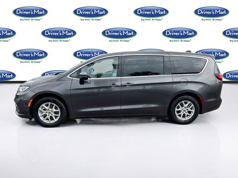 Used 2023 Chrysler Pacifica Touring-L FWD image 4