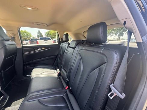 Used 2022 Lincoln Nautilus FWD w/ Premium Package image 7