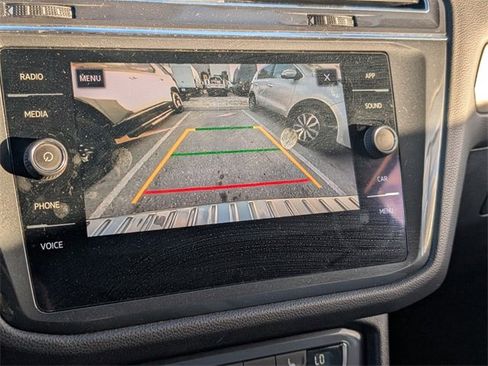 Used 2019 Volkswagen Tiguan SE image 18