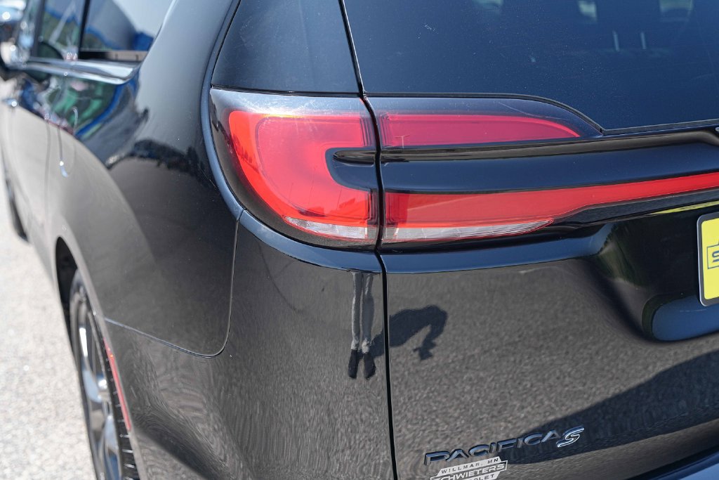 Used 2025 Chrysler Pacifica Limited FWD image 10