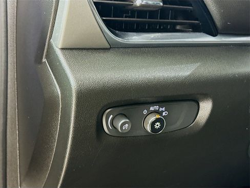 Used 2023 Chevrolet Traverse LT image 16