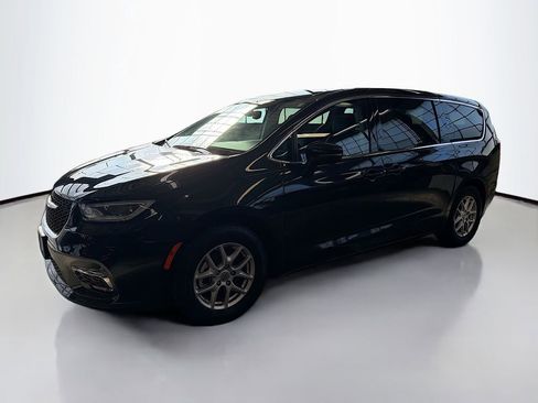 Used 2023 Chrysler Pacifica Touring-L image 5