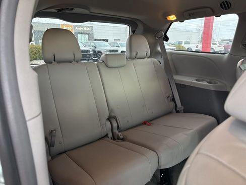 Used 2017 Toyota Sienna XLE image 19
