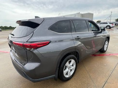Used 2021 Toyota Highlander LE FWD image 6