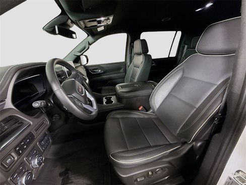 Used 2024 GMC Yukon XL SLT w/ SLT Luxury Package image 16