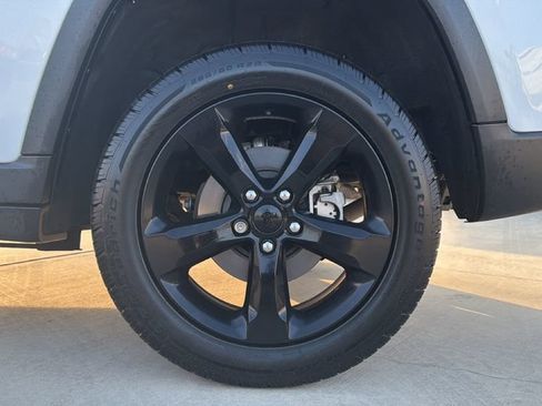 Used 2023 Jeep Grand Cherokee Altitude RWD image 9