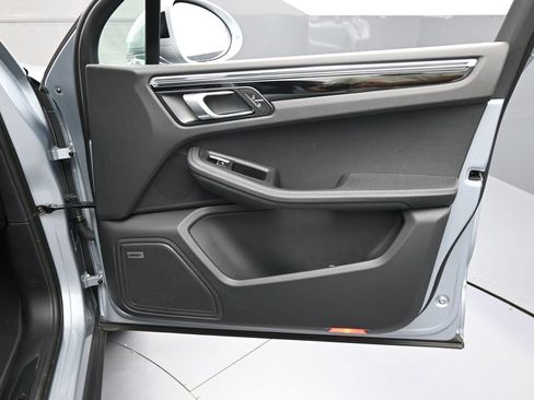 Certified 2025 Porsche Macan AWD/4WD image 28
