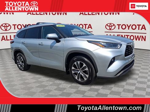 Used 2021 Toyota Highlander XLE AWD/4WD image 1