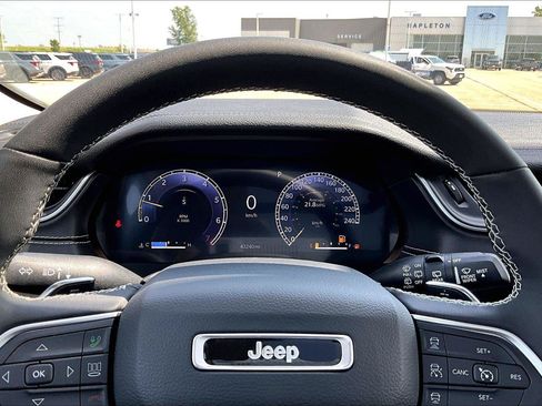 Used 2023 Jeep Grand Cherokee Limited w/ Luxury Tech Group II AWD/4WD image 21