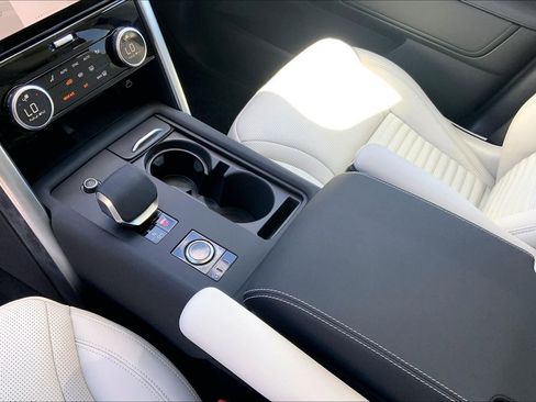 Certified 2025 Land Rover Discovery Dynamic SE AWD/4WD image 16