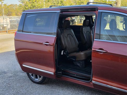 Used 2018 Chrysler Pacifica Limited w/ Tire & Wheel Group image 16