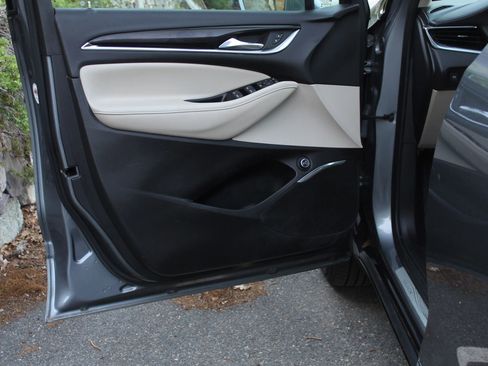 Used 2019 Buick Enclave Essence AWD/4WD image 12