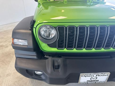 Used 2025 Jeep Wrangler Sport AWD/4WD image 9