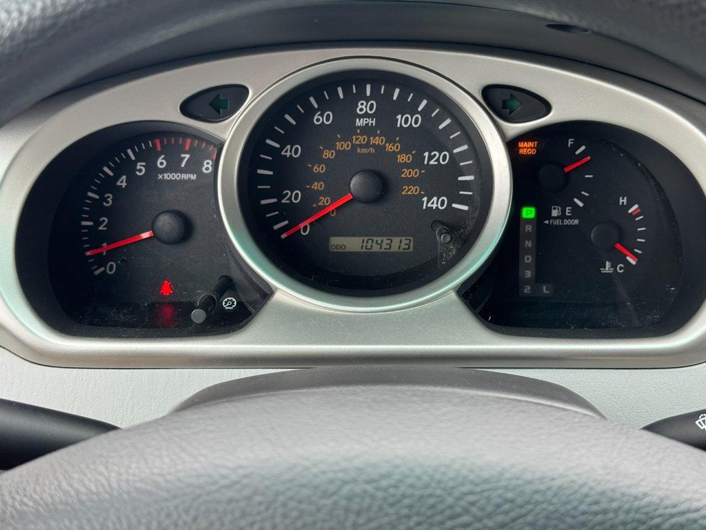 Used 2005 Toyota Highlander 4WD V6 w/ Towing Prep Pkg image 26