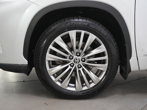 Used 2025 Toyota Highlander Platinum image 31