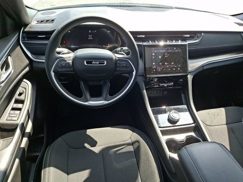 Used 2025 Jeep Grand Cherokee Laredo X AWD/4WD image 2
