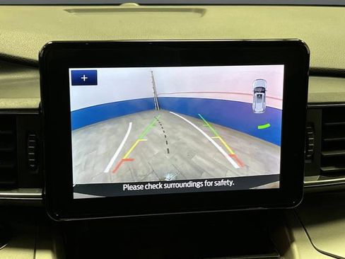 Used 2022 Ford Explorer XLT image 11