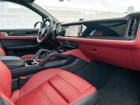 Certified 2025 Porsche Cayenne E-Hybrid AWD/4WD image 26