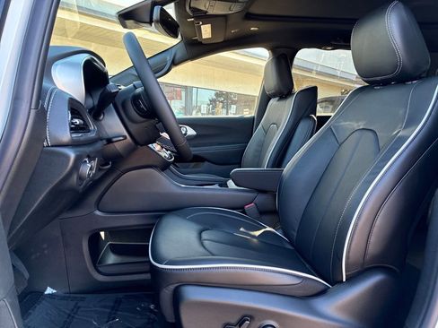 New 2026 Chrysler Pacifica Limited w/ Uconnect Theater Family Group image 10