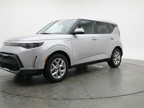 Used 2025 Kia Soul LX w/ LX Technology Package image 3